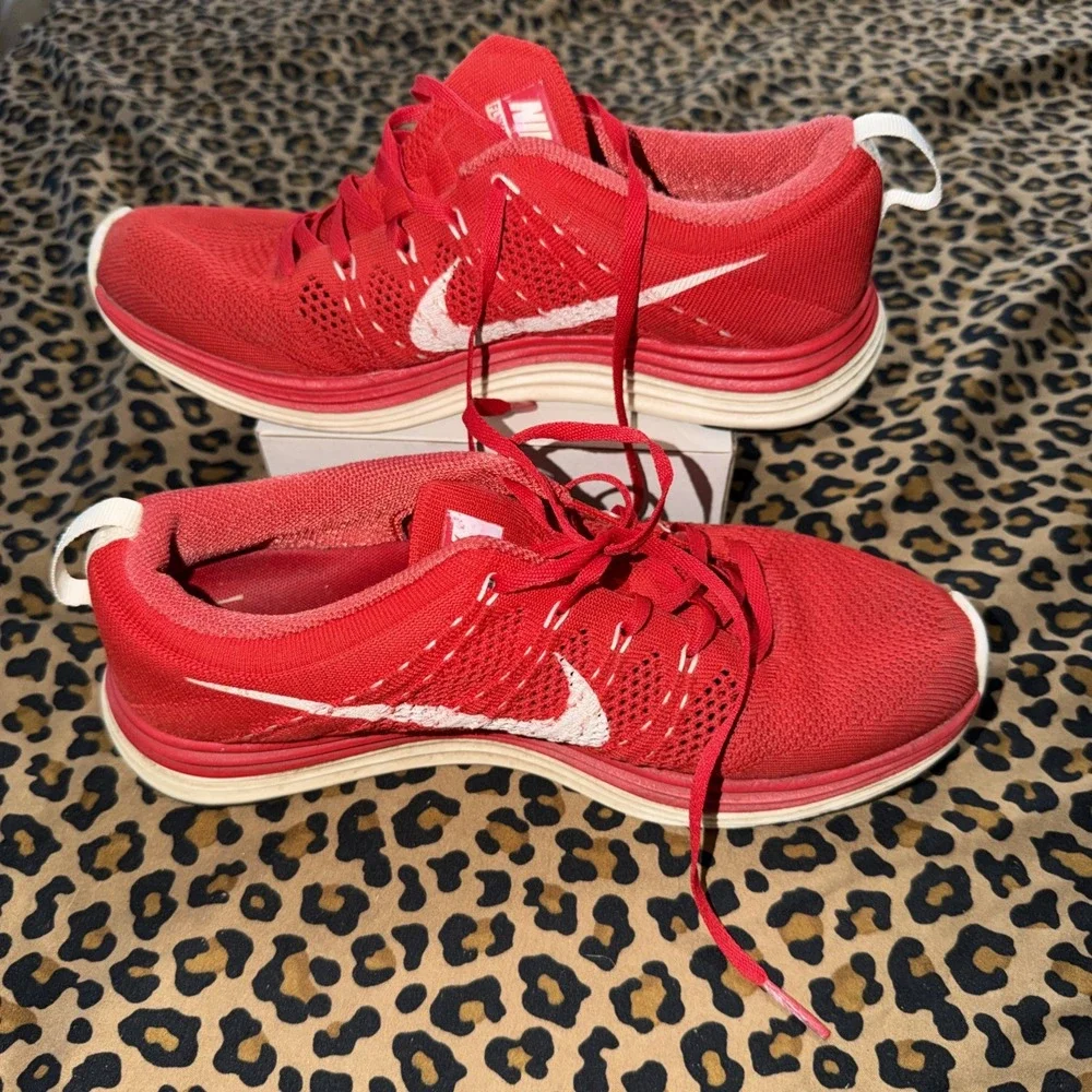 Nike Flyknit Lunarlon Women Size 7.5  Hyper Red Athletic Shoes